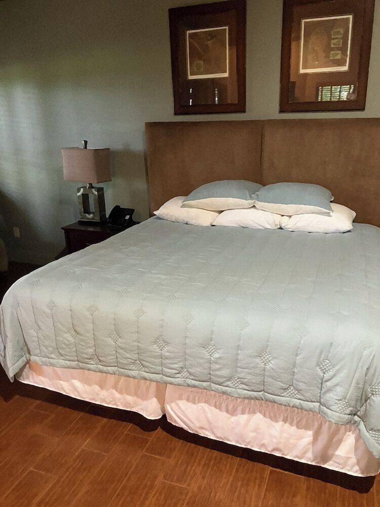 The Canebrake Deluxe Quadruple Room 3