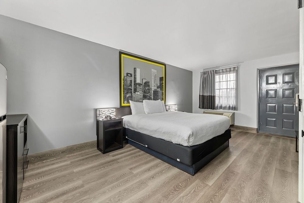 Super 8 By Wyndham Texas City Suite, 1 King Bed, Non Smoking 2