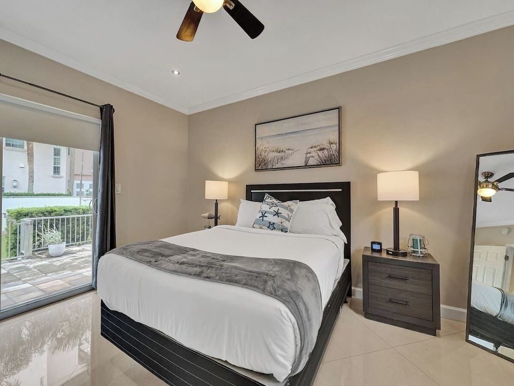 Classic Single Room, 1 Queen Bed, Patio (Hendrick 3)