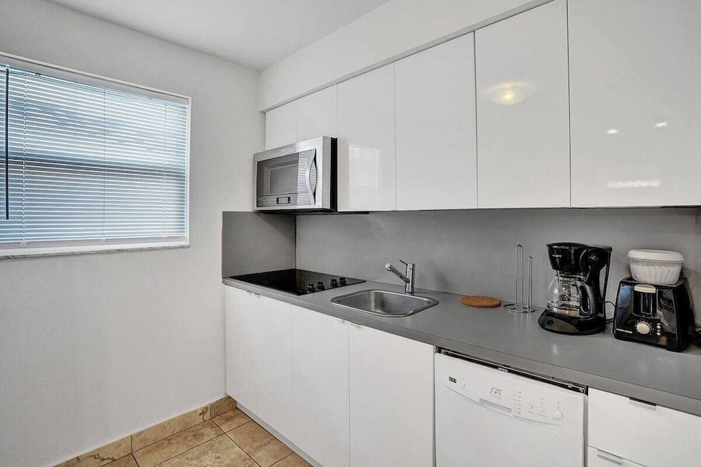 Waves by Stay Hospitality Classic Studio, Beach View (Waves 8) 11