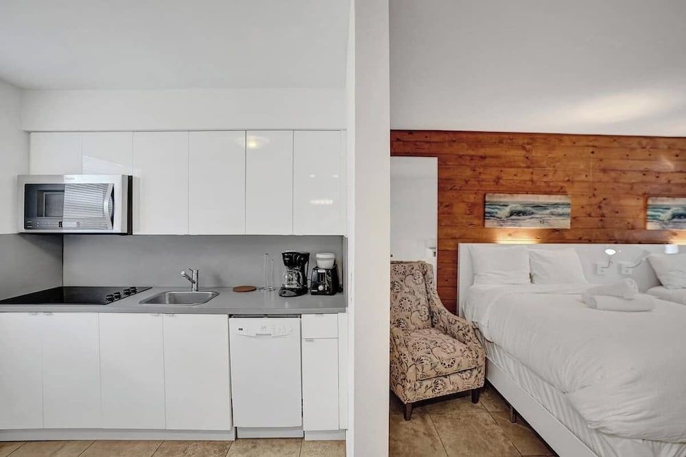 Waves by Stay Hospitality Classic Studio, Beach View (Waves 8) 10