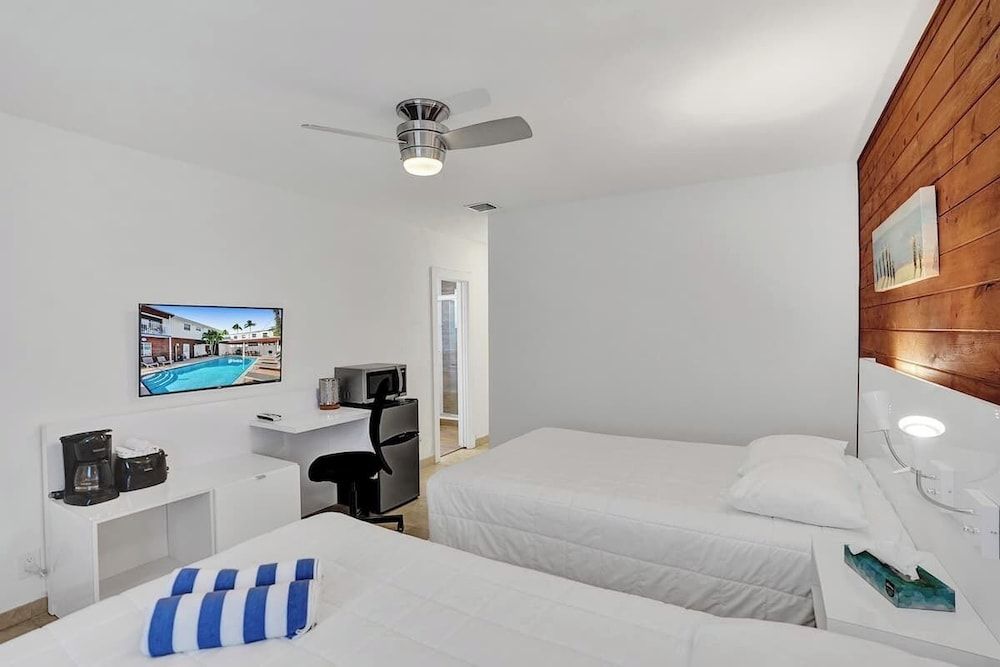 Classic Double Room, Balcony (Waves 10)