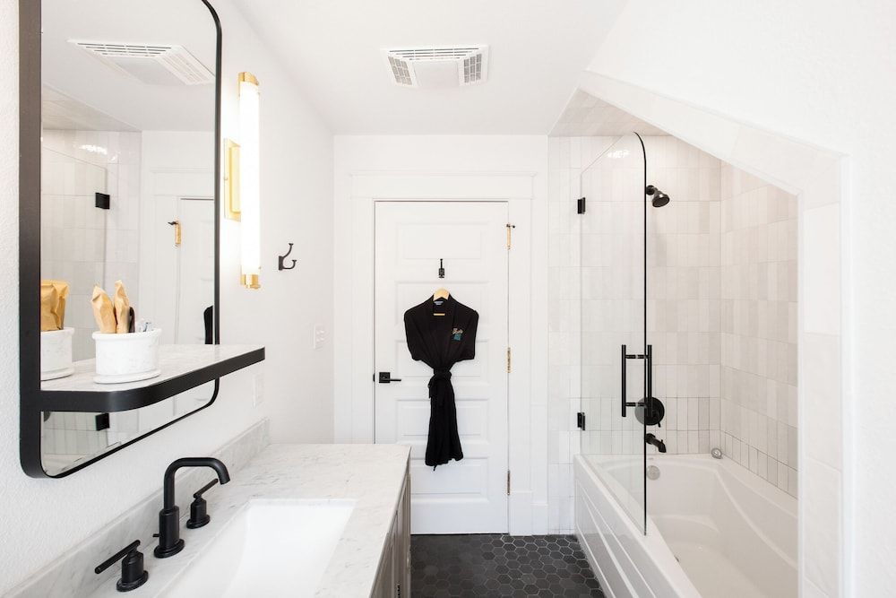 Sophie's Gasthaus Luxury Studio, 1 King Bed, Kitchen, Courtyard View 7