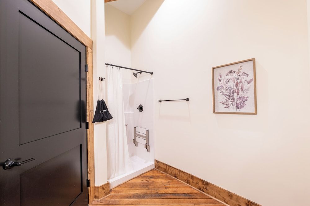 The Tanglewood Comfort Room, Shower Grab Bars, City View 6