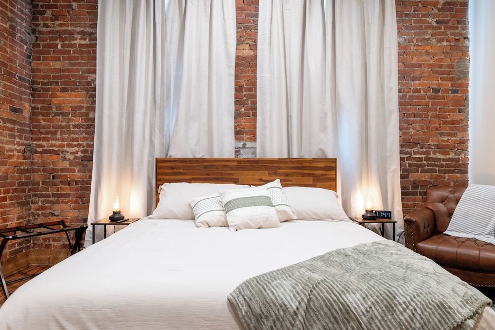 The Tanglewood Comfort Room, Shower Grab Bars, City View 4