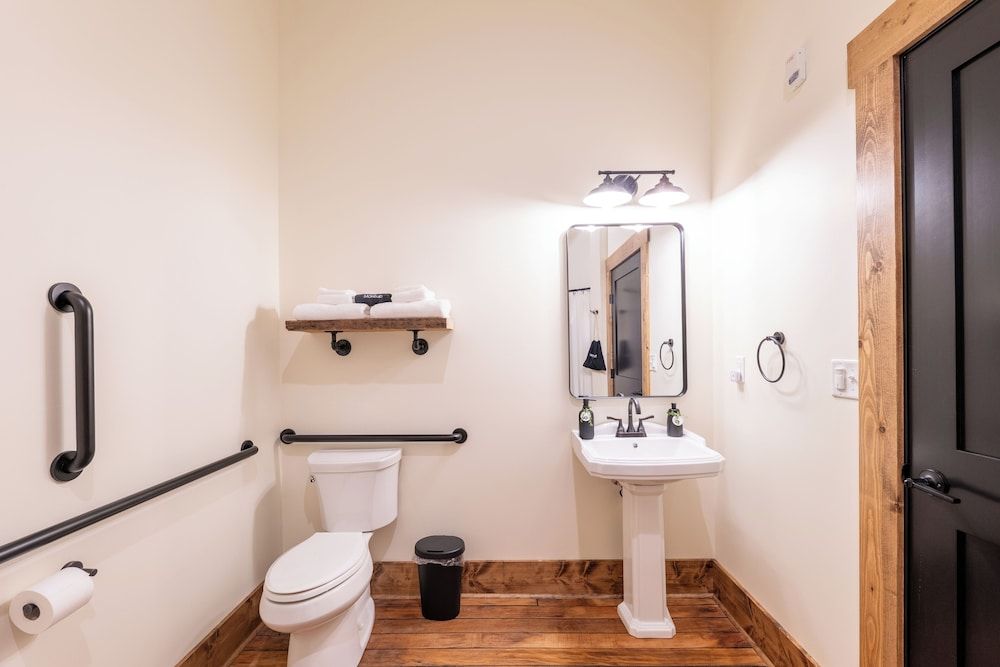 The Tanglewood Comfort Room, Shower Grab Bars, City View 7