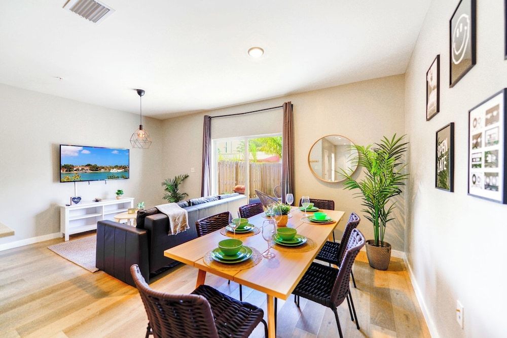 Stylish Townhouses by Design District Family Townhome, 3 Bedrooms, Patio 16