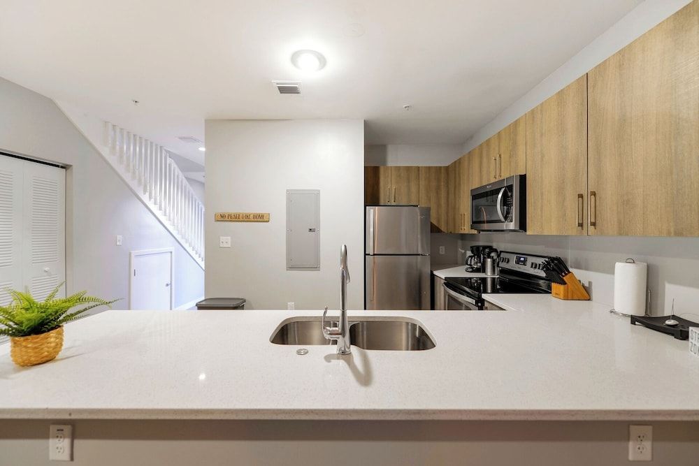 Stylish Townhouses by Design District Family Townhome, 3 Bedrooms, Patio 9