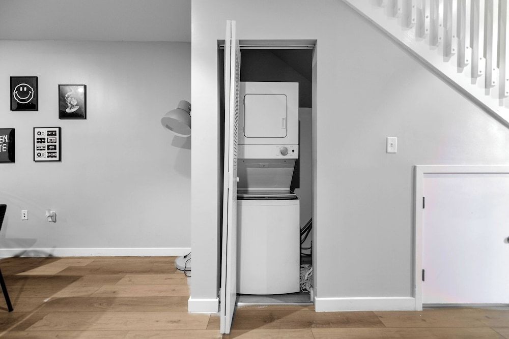 Stylish Townhouses by Design District Family Townhome, 3 Bedrooms, Patio 17