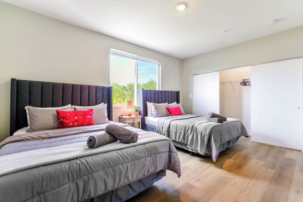 Stylish Townhouses by Design District Family Townhome, 3 Bedrooms, Patio 5