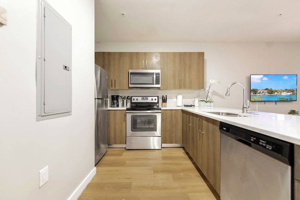 Stylish Townhouses by Design District Family Townhome, 3 Bedrooms, Patio 8