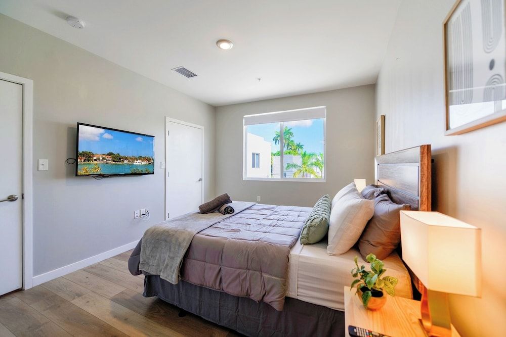 Stylish Townhouses by Design District Family Townhome, 3 Bedrooms, Patio 2