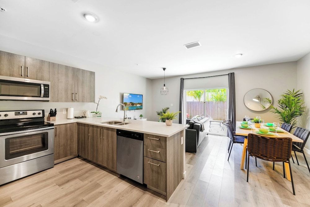 Stylish Townhouses by Design District Family Townhome, 3 Bedrooms, Patio 10