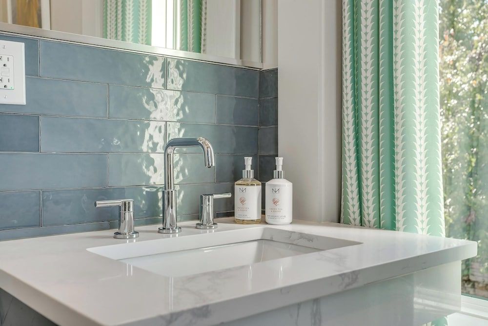 Nutt House Hotel Deluxe Room, 1 King Bed, Non Smoking (2) 11