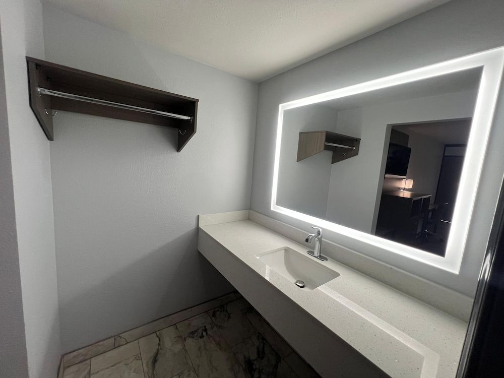 Westowne Inn Paducah I-24 Exit 4 Standard Single King Bed - 3rd Floor 3