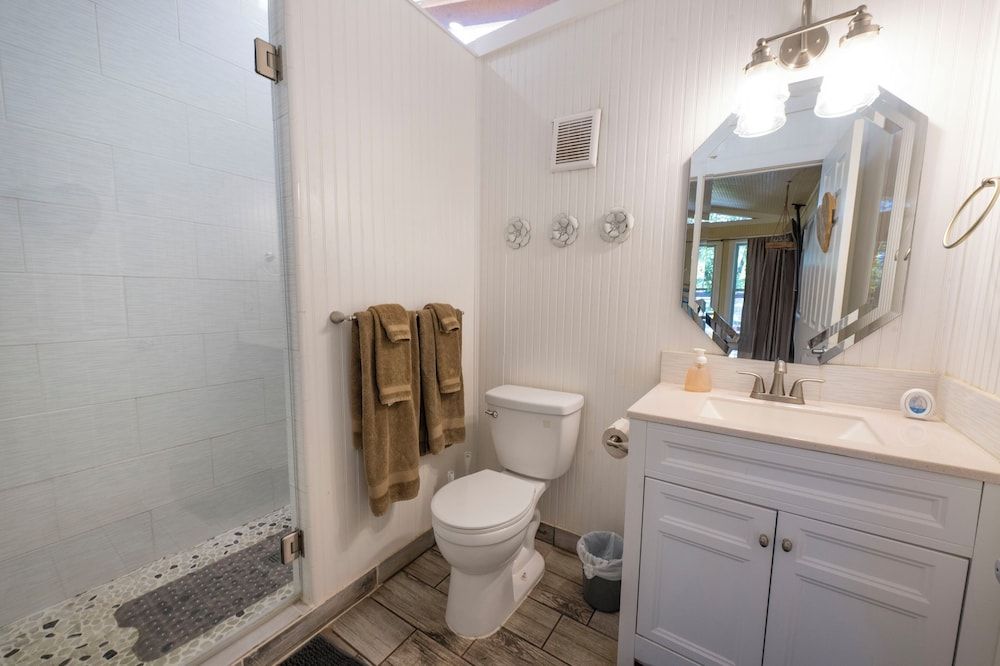 Tipis on the Guadalupe Romantic Cabin, Private Bathroom 15