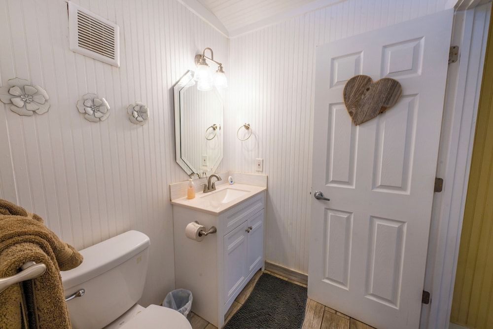 Tipis on the Guadalupe Romantic Cabin, Private Bathroom 14