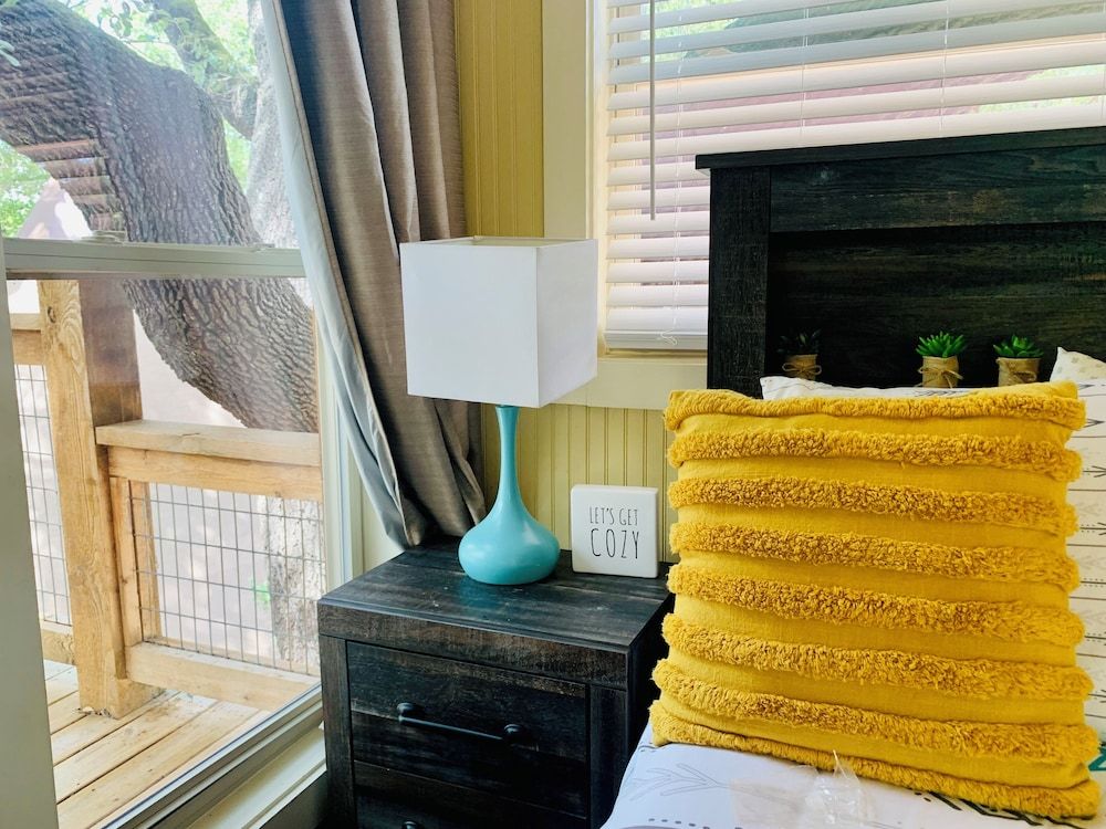 Tipis on the Guadalupe Romantic Cabin, Private Bathroom 2