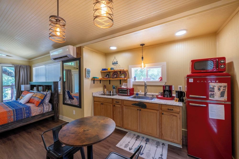 Tipis on the Guadalupe Romantic Cabin, Private Bathroom 5