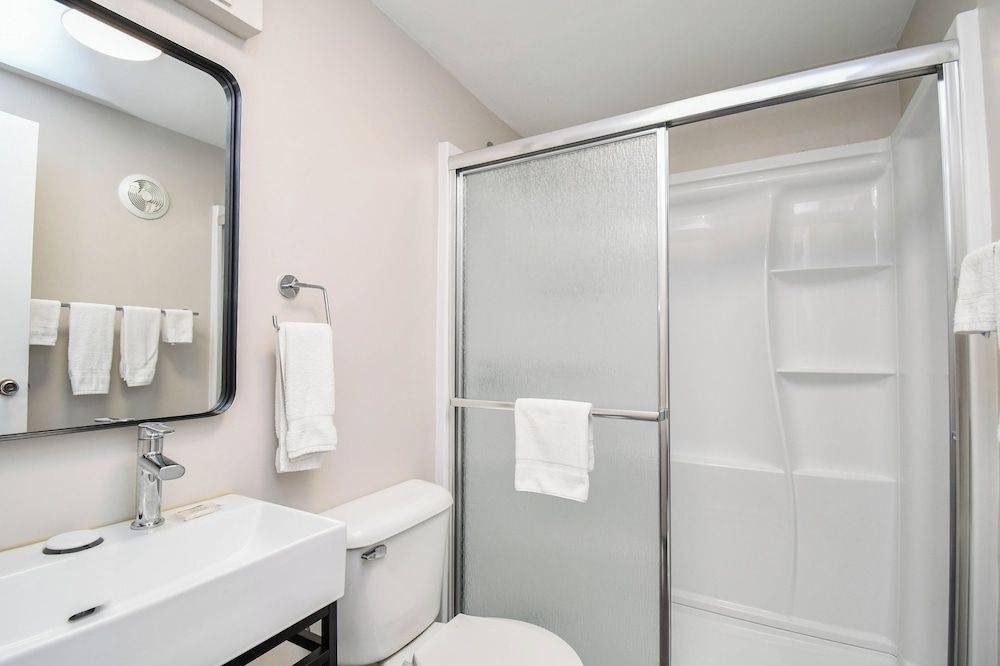 Settle Inn Double Room 6