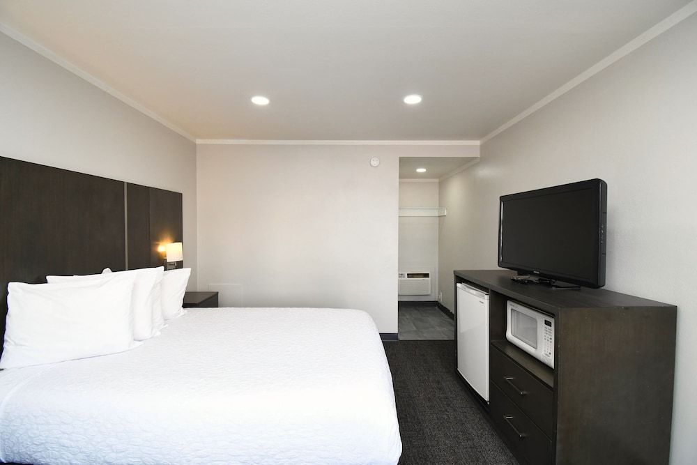 Settle Inn Single Room 6