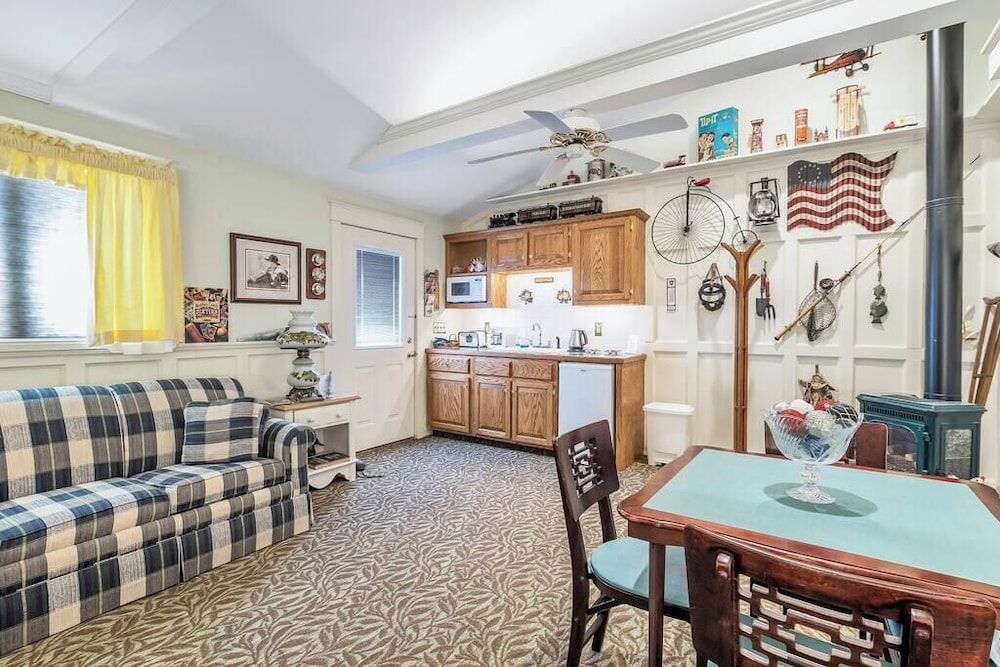 Red Barn Village Apartments Apartment, 1 Queen Bed, Accessible Bathtub, Kitchenette 3