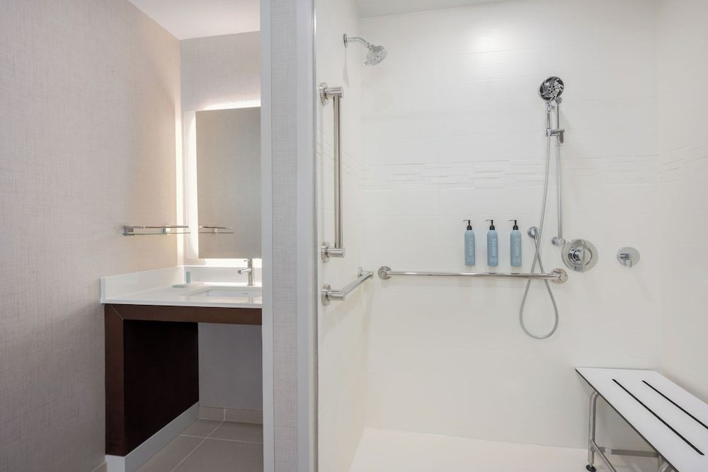 Suite, 1 Bedroom, Smoking, Corner (Mobility Accessible, Roll-in Shower)