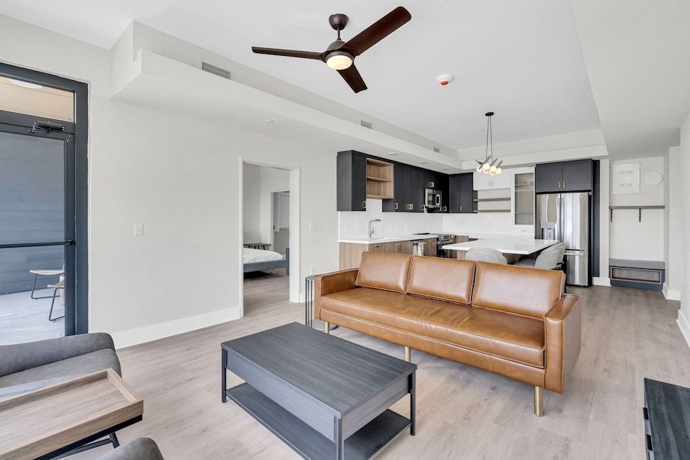 Latitude Apartments Luxury Apartment, 1 King Bed, Balcony 11