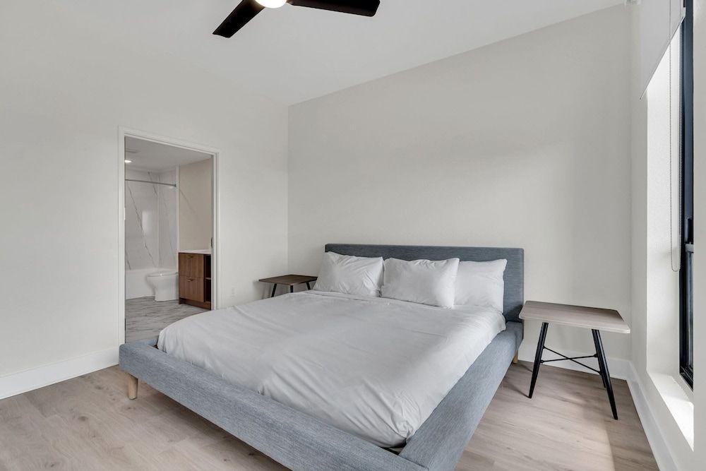 Latitude Apartments Luxury Apartment, 1 King Bed, Balcony 6