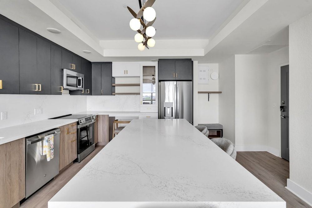 Latitude Apartments Luxury Apartment, 1 King Bed, Balcony 8