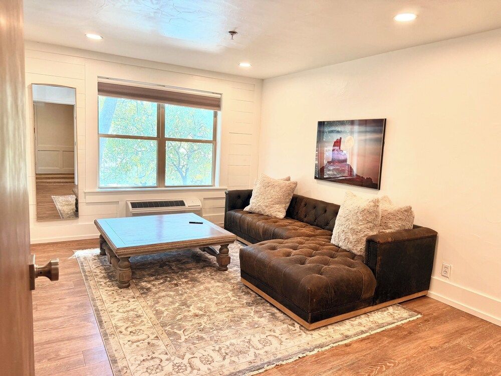 The Hotel Henry Premium Single Room 4