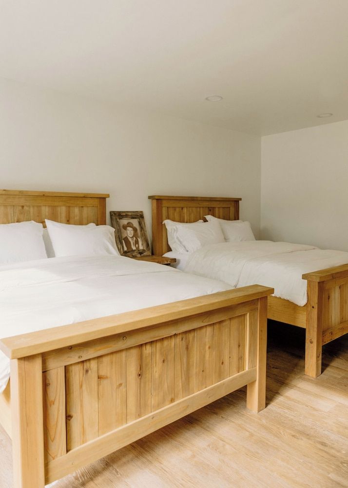 The Hotel Henry Standard Room 5