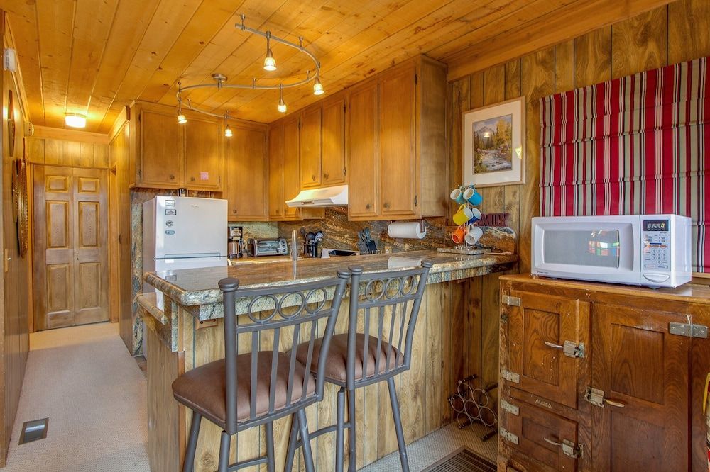 Castle Rock Cabin #2 Cabin, Multiple Beds, Pool Access, Mountain View (VC247) 8