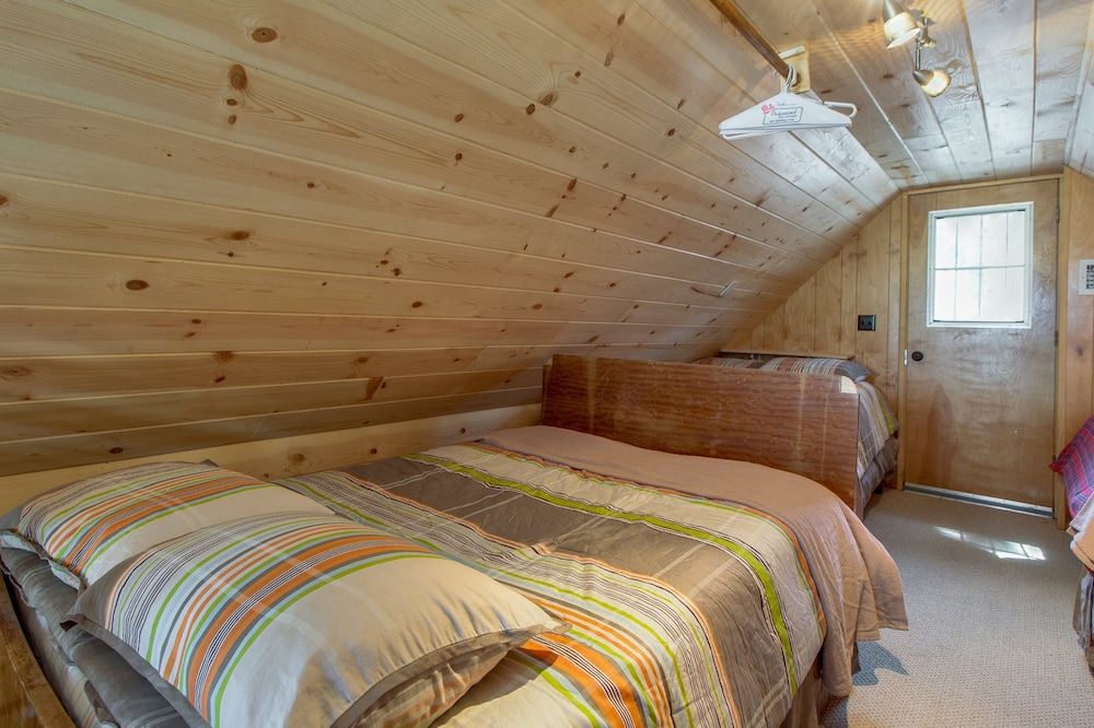 Castle Rock Cabin #2 Cabin, Multiple Beds, Pool Access, Mountain View (VC247) 5