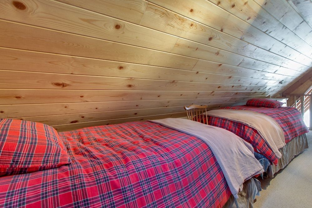 Castle Rock Cabin #2 Cabin, Multiple Beds, Pool Access, Mountain View (VC247) 4