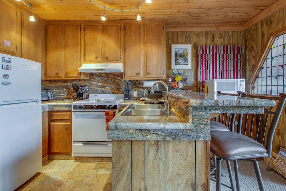 Castle Rock Cabin #2 Cabin, Multiple Beds, Pool Access, Mountain View (VC247) 7