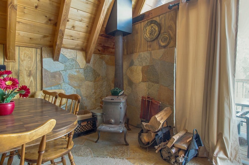 Castle Rock Cabin #2 Cabin, Multiple Beds, Pool Access, Mountain View (VC247) 3