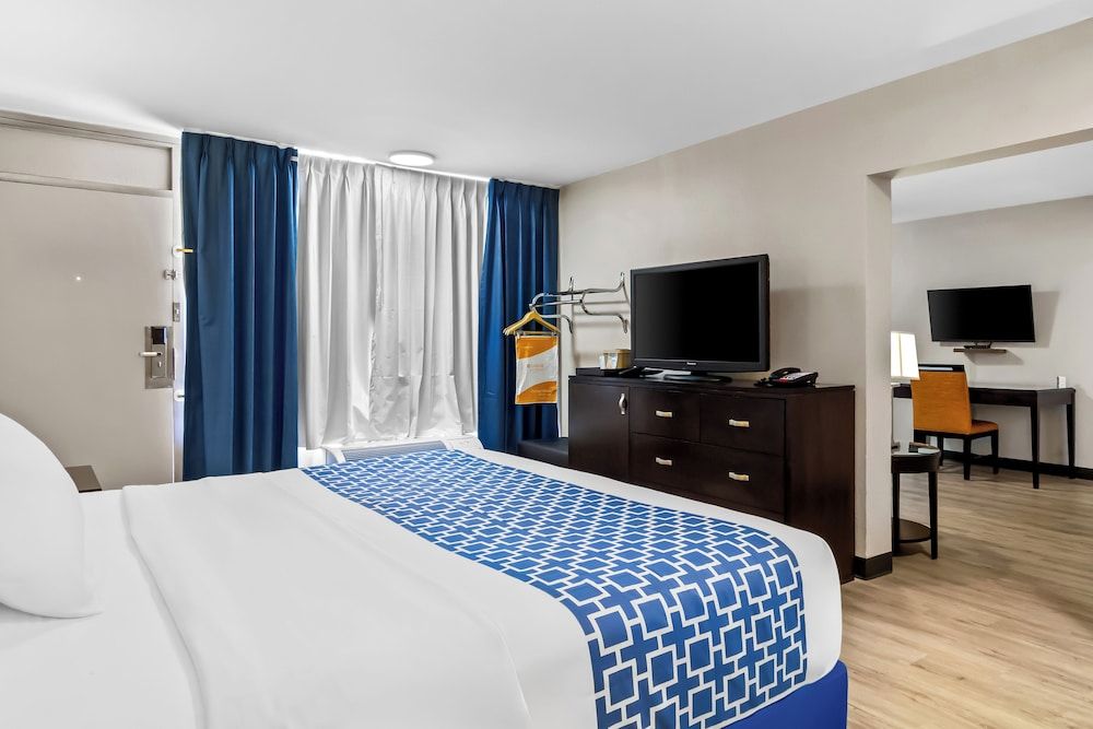 Suburban Studios Orange Park - Jacksonville near Naval Air Station Room, 1 King Bed, Accessible, Non Smoking 3