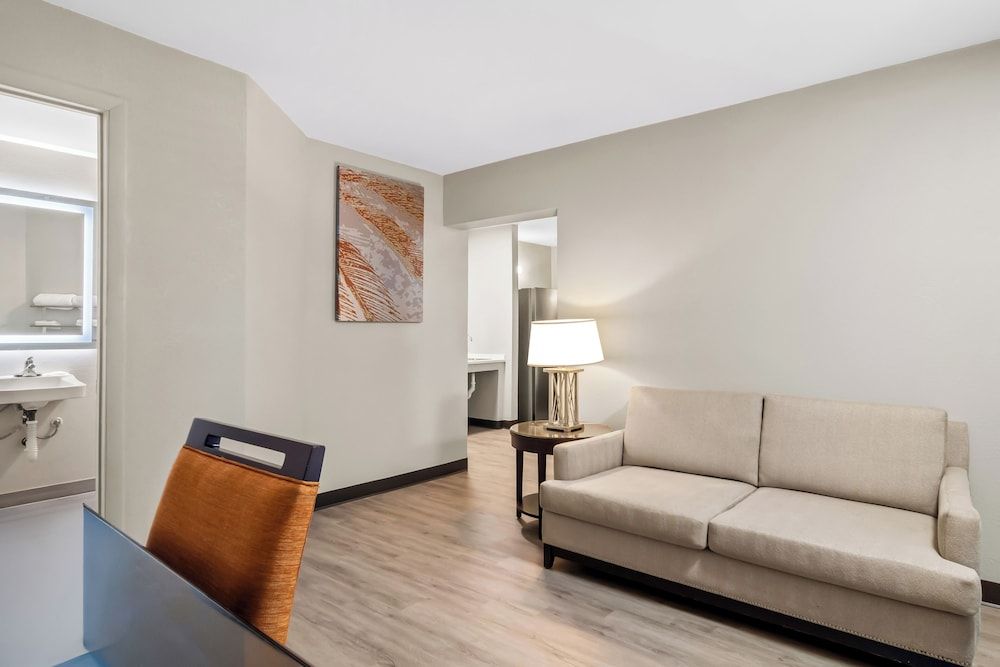 Suburban Studios Orange Park - Jacksonville near Naval Air Station Room, 1 King Bed, Accessible, Non Smoking 6