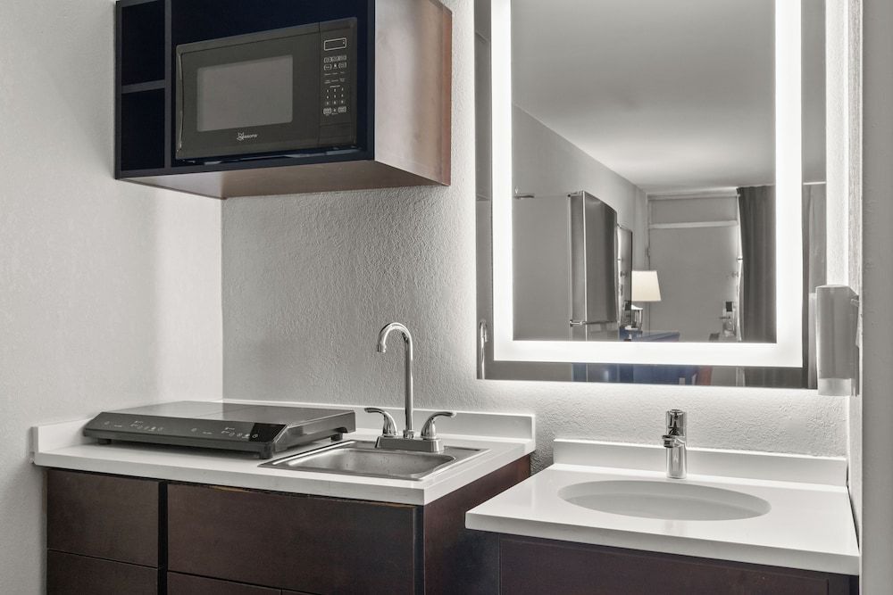 Suburban Studios Orange Park - Jacksonville near Naval Air Station Standard Room, 2 Double Beds, Non Smoking 6