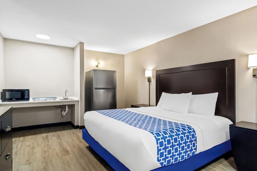 Suburban Studios Orange Park - Jacksonville near Naval Air Station Room, 1 King Bed, Accessible, Non Smoking 4