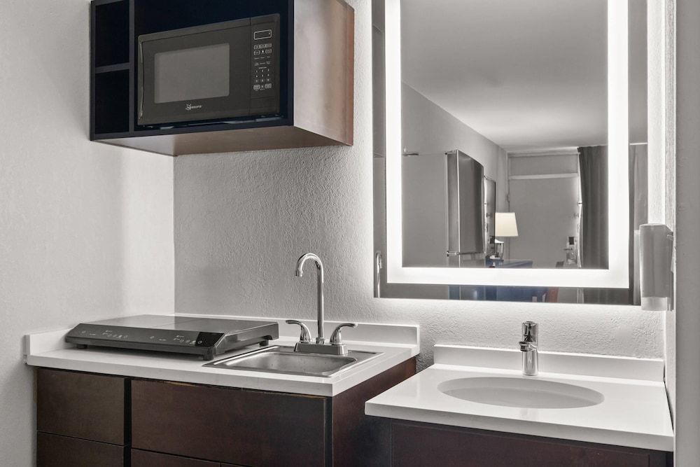 Suburban Studios Orange Park - Jacksonville near Naval Air Station Standard Room, 2 Double Beds, Non Smoking 3