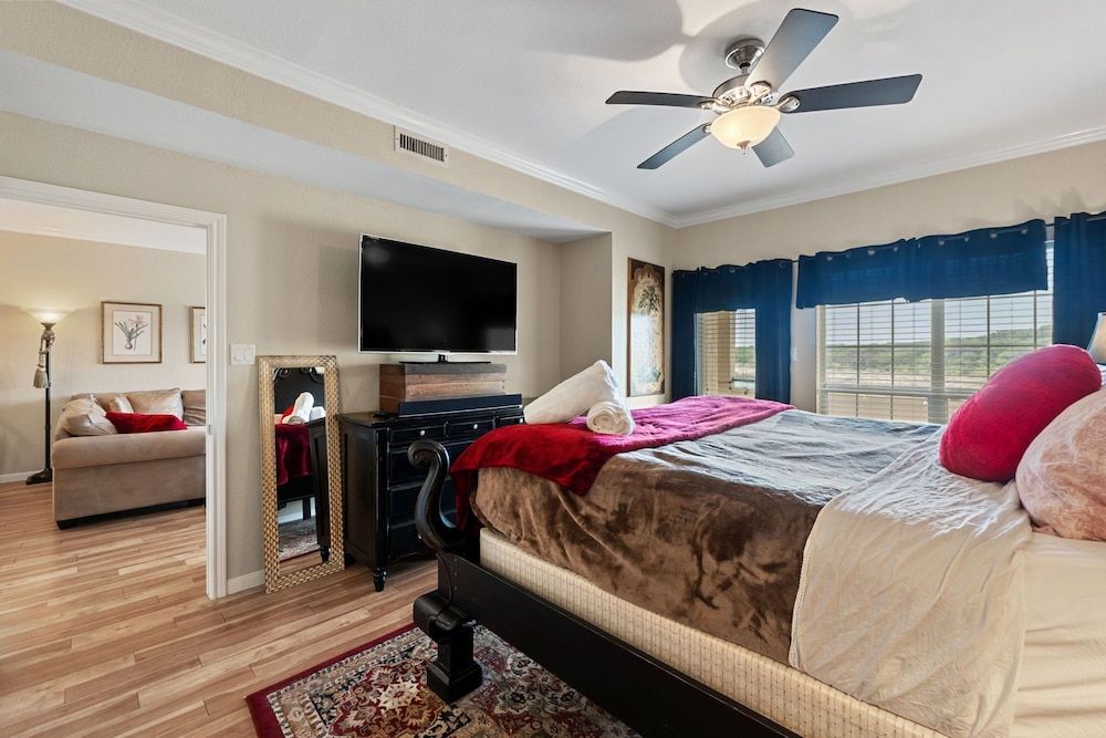 Paradise Island Condo, Multiple Beds, Hot Tub 2