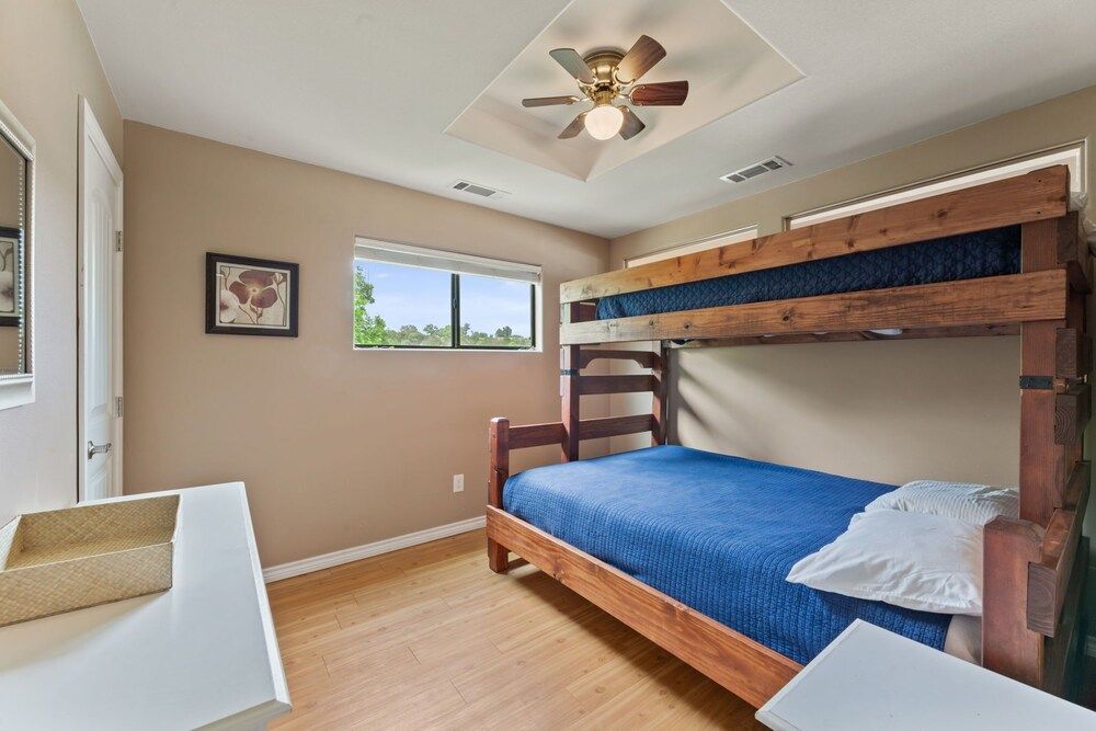 Shiraz Haus - Unit B