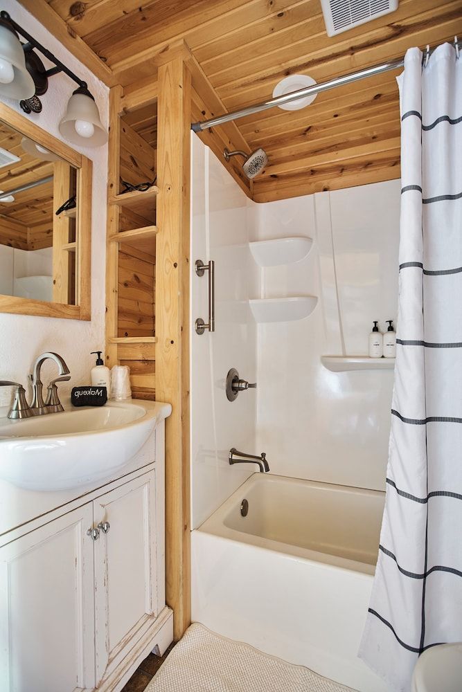 Misty Mountain Lodge Deluxe Studio, 1 King Bed, Kitchenette 6