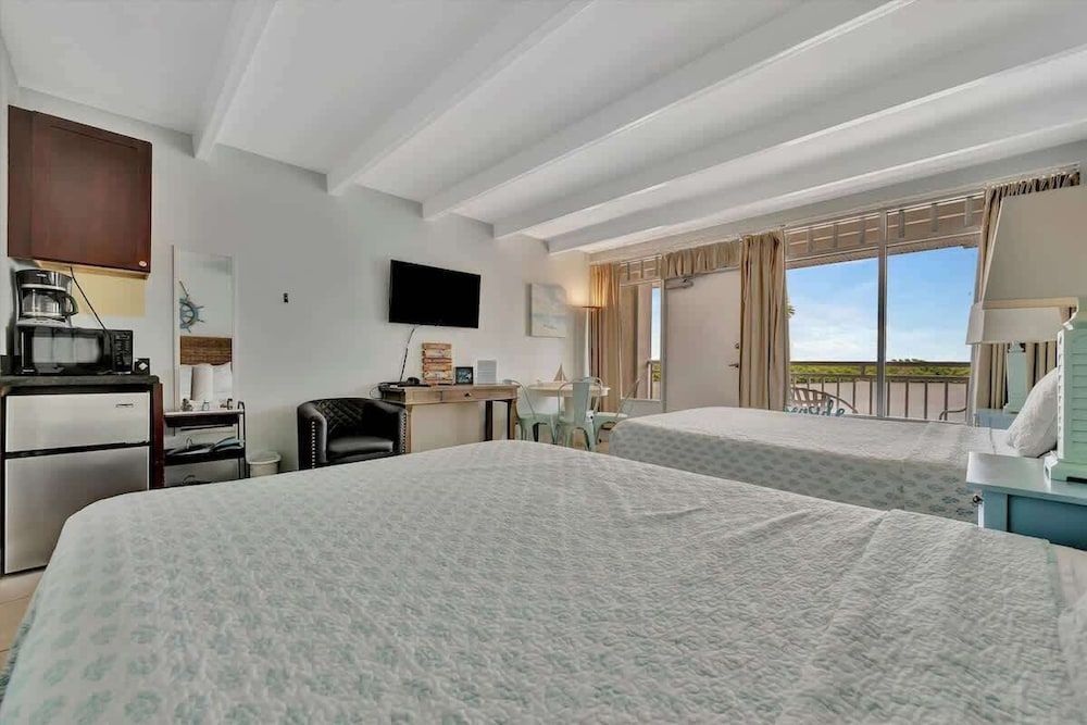 Little Harbor Deluxe Studio, 2 Queen Beds 6