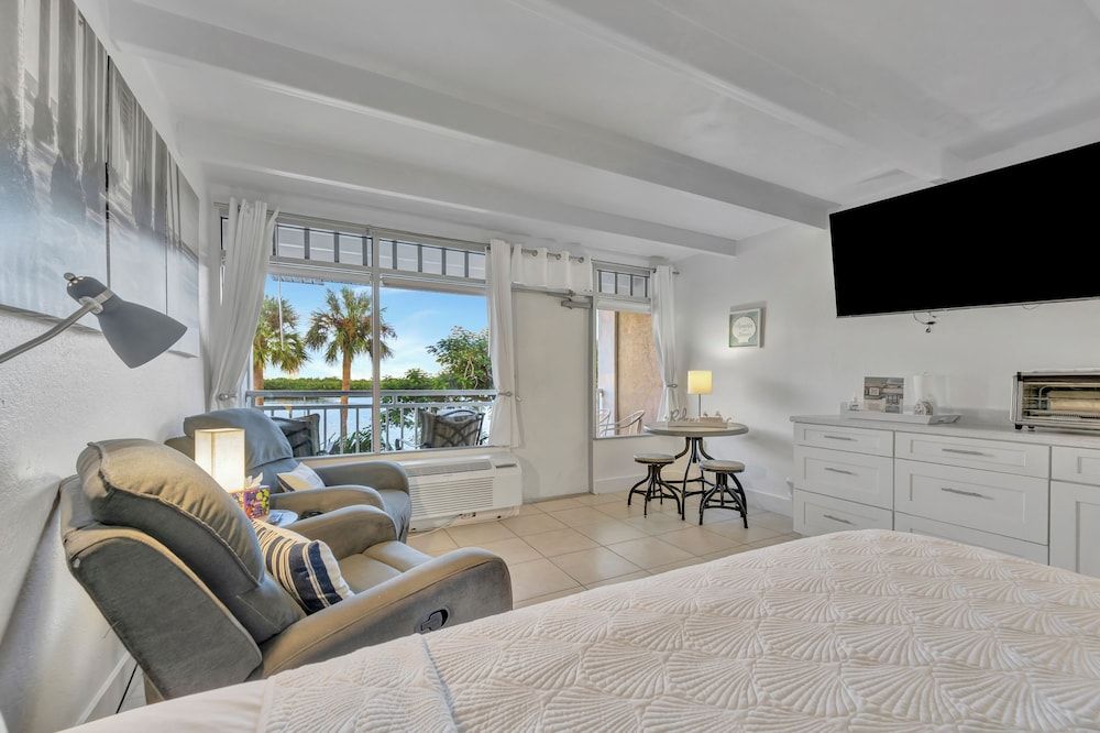 Little Harbor Comfort Studio, 1 Queen Bed, Balcony, Bay View 15