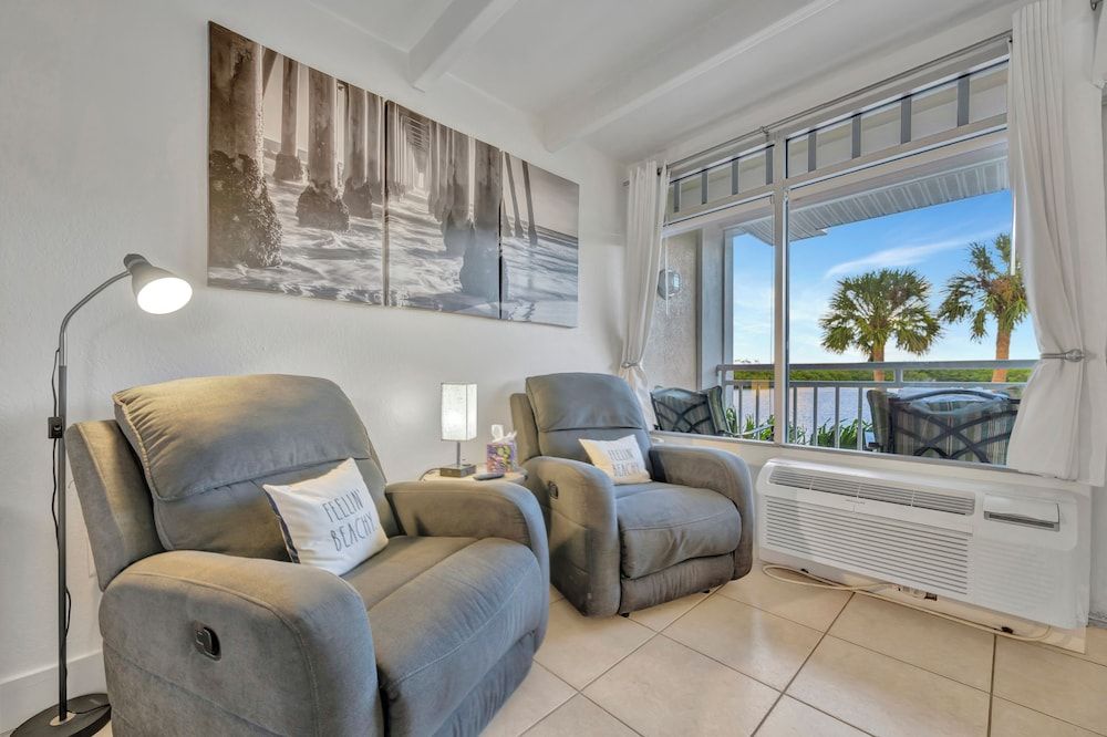 Little Harbor Comfort Studio, 1 Queen Bed, Balcony, Bay View 9