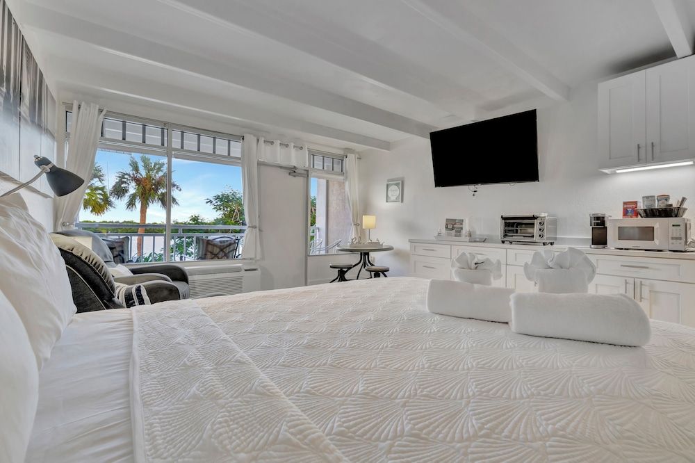 Little Harbor Comfort Studio, 1 Queen Bed, Balcony, Bay View 12