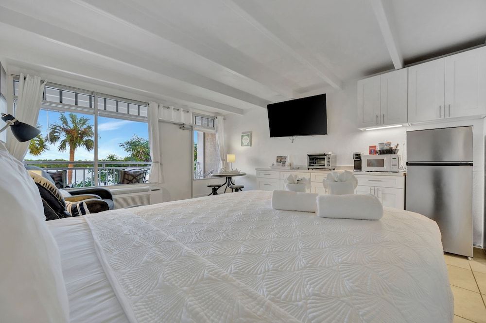 Little Harbor Comfort Studio, 1 Queen Bed, Balcony, Bay View